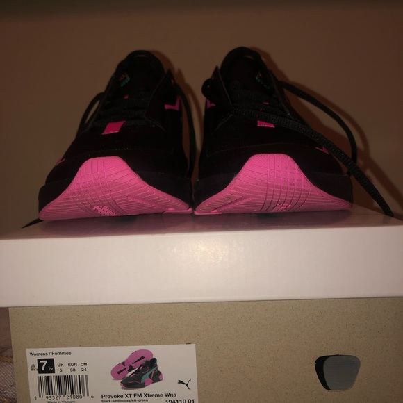 Puma tennis shoe; black very pretty, sleek and comfortable - Picture 5 of 8